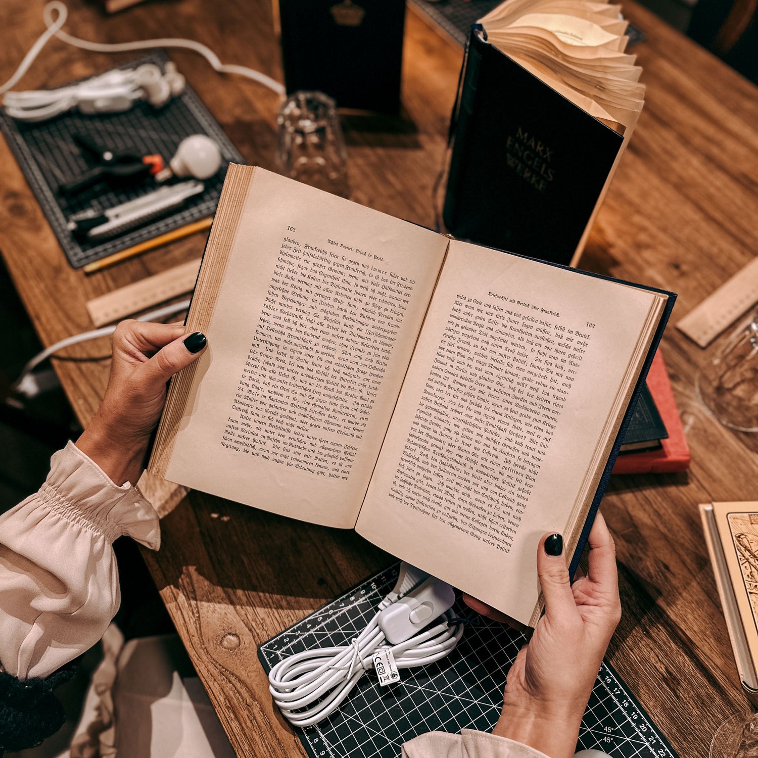 Upcycling book lamp