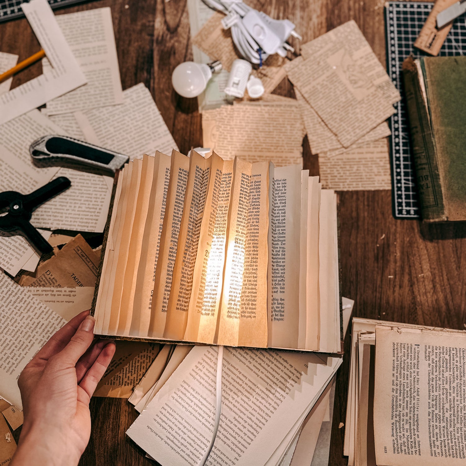 Upcycling book lamp